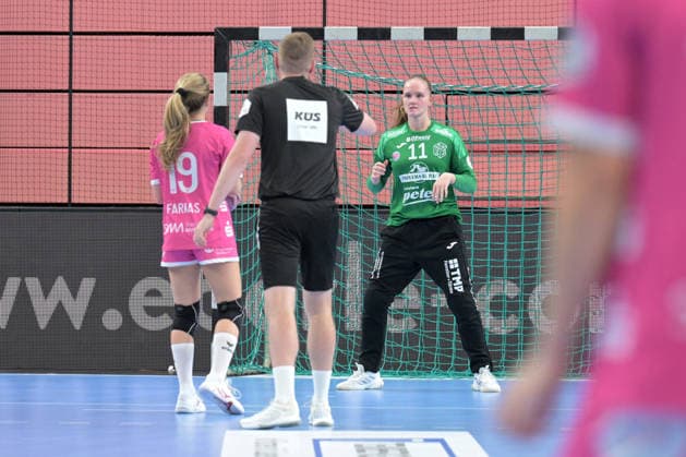 Laura Kuske (Thueringer HC, 11) im Tor im Zweikampf beim 7 Meter mit Johanna Farkas (TusSies Metzingen, 19) TusSies Metzingen vs. Thueringer HC , Handball, Alsco HBF, 04..Ligaspieltag, Saison 2026 2027, 19.09.2026 TusSies Metzingen vs. Thueringer HC , Handball, Alsco HBF, 04..Ligaspieltag, Saison 2026 2027, 19.09.2026 Tuebingen Copyright: xEibner-Pressefotox EP_TBR