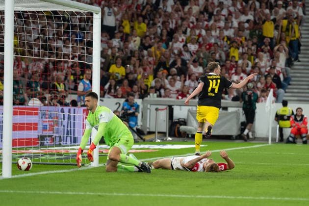 19.09.2026, GER, Fussball, Herren, 1. Bundesliga, Saison 2026 2027, 4. Spieltag, VfB Stuttgart vs. Borussia Dortmund Tor zum 0:1 durch Maximilian Beier ( Borussia Dortmund, 14 ), Jubel, Torjubel, bejubelt sein Tor. li. Fabian Bredlow ( VfB Stuttgart, 01 ), DFB DFL regulations prohibit any use of photographs as image sequences and or quasi-video. Stuttgart MHP Arena Baden-Württemberg Deutschland Copyright: xNordphoto WolfgangxFrankx
