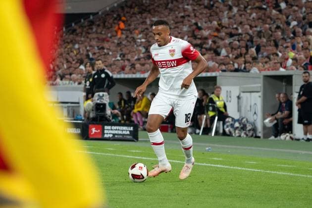 Jamie Leweling (VfB Stuttgart, 18) am Ball, GER, VfB Stuttgart vs. Borussia Dortmund, Fussball, 1. Bundesliga, 4. Spieltag, Spielzeit 2026 2027, 19.09.2026, DFL REGULATIONS PROHIBIT ANY USE OF PHOTOGRAPHS AS IMAGE SEQUENCES AND OR QUASI-VIDEO, GER, VfB Stuttgart vs. Borussia Dortmund, Fussball, 1. Bundesliga, 4. Spieltag, Spielzeit 2026 2027, 19.09.2026, Stuttgart Copyright: xEibner-Pressefoto EdwardxCheungx EP_ECG