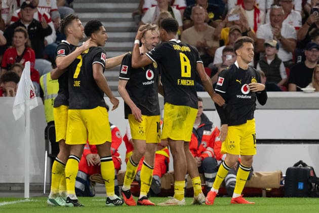 19.09.2026, GER, Fussball, Herren, 1. Bundesliga, Saison 2026 2027, 4. Spieltag, VfB Stuttgart vs. Borussia Dortmund Tor zum 0:1 durch Maximilian Beier ( Borussia Dortmund, 14 ), Jubel, Torjubel, bejubelt sein Tor mit Nico Schlotterbeck ( Borussia Dortmund, 04 ), Jobe Bellingham ( Borussia Dortmund, 07 ), Felix Nmecha ( Borussia Dortmund, 08 ), Konstantinos Karetsas ( Borussia Dortmund, 19 ) DFB DFL regulations prohibit any use of photographs as image sequences and or quasi-video. Stuttgart MHP Arena Baden-Württemberg Deutschland Copyright: xNordphoto WolfgangxFrankx