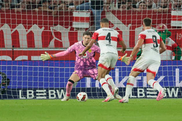 Im Bild: v.li. Torwart Gregor Kobel (Borussia Dortmund, 1) gegen Josha Vagnoman (VfB Stuttgart, 4) am Ball und Ermedin Demirovic (VfB Stuttgart, 9) 19.09.2026, VfB Stuttgart - Borussia Dortmund, 1. Bundesliga, 4. Spieltag, Deutschland, Stuttgart, MHP Arena, DFL REGULATIONS PROHIBIT ANY USE OF PHOTOGRAPHS AS IMAGE SEQUENCES AND OR QUASI-VIDEO. Copyright: HMBxMedia xJulienxBecker