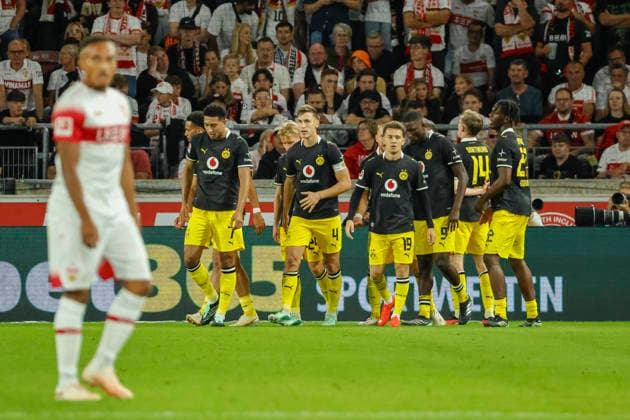 Torjubel BVB Dortmund beim 0:1 durch Maximilian Beier (BVB Dortmund, 14), Freude, Begeisterung, positive Emotionen, Torerfolg , Deutschland, Fussball, 1. Bundesliga, 4.Spieltag, 2026 2027, VfB Stuttgart vs. Borussia Dortmund, 19.09.2026, Stuttgart MHP Arena Deutschland Copyright: xGrantxHubbsx