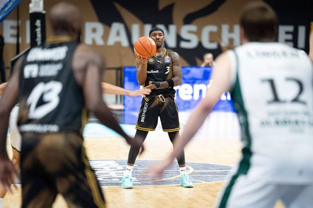 DeJour Reaves (Nr. 3 Basketball Loewen Braunschweig) gegen Marten Linssen (Nr. 12 VET-CONCEPT Gladiators Trier) GER, Basketball Loewen Braunschweig gegen VET-CONCEPT Gladiators Trier, Basketball, easyCredit BBL, Woche 1, Spielzeit 2026 27, 19.09.2026 GER, Basketball Loewen Braunschweig gegen VET-CONCEPT Gladiators Trier, Basketball, easyCredit BBL, Woche 1, Spielzeit 2026 27, 19.09.2026 Braunschweig Copyright: xEibner-Pressefoto DanielxREINELTx EP_DRT