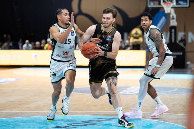 Ferdinand Zylka (Nr. 6 Basketball Loewen Braunschweig) gegen Jordan Roland (Nr. 15 VET-CONCEPT Gladiators Trier) GER, Basketball Loewen Braunschweig gegen VET-CONCEPT Gladiators Trier, Basketball, easyCredit BBL, Woche 1, Spielzeit 2026 27, 19.09.2026 GER, Basketball Loewen Braunschweig gegen VET-CONCEPT Gladiators Trier, Basketball, easyCredit BBL, Woche 1, Spielzeit 2026 27, 19.09.2026 Braunschweig Copyright: xEibner-Pressefoto DanielxREINELTx EP_DRT