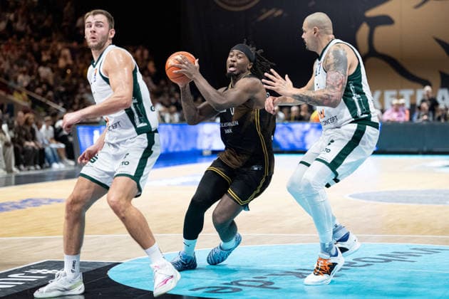 Zaba Bangala (Nr. 0 Basketball Loewen Braunschweig) gegen Moritz Krimmer (Nr. 27 VET-CONCEPT Gladiators Trier) und Maik Zirbes (Nr. 33 VET-CONCEPT Gladiators Trier) GER, Basketball Loewen Braunschweig gegen VET-CONCEPT Gladiators Trier, Basketball, easyCredit BBL, Woche 1, Spielzeit 2026 27, 19.09.2026 GER, Basketball Loewen Braunschweig gegen VET-CONCEPT Gladiators Trier, Basketball, easyCredit BBL, Woche 1, Spielzeit 2026 27, 19.09.2026 Braunschweig Copyright: xEibner-Pressefoto DanielxREINELTx EP_DRT