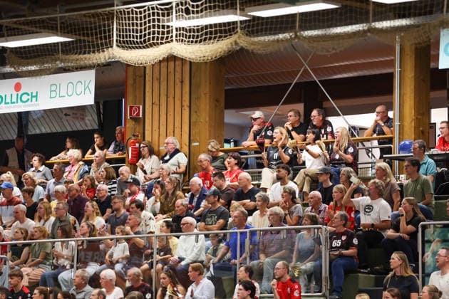 Atmosphäre, Fans auf der Tribüne GER, SG Nuertingen-Zizishausen vs. HL Buchholz 08-Rosengarten, Handball, 2. ALSCO Handball Bundesliga Frauen, 4. Spieltag, Spielzeit 2026 2027, 19.09.2026 GER, SG Nuertingen-Zizishausen vs. HL Buchholz 08-Rosengarten, Handball, 2. ALSCO Handball Bundesliga Frauen, 4. Spieltag, Spielzeit 2026 2027, 19.09.2026 Steinenberg Copyright: xEibner-Pressefoto SoerenxHerwegx EP_SHG