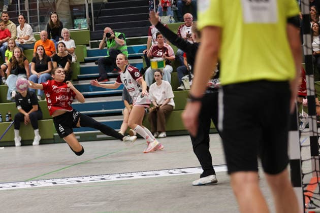 Annika Distel (SG Nürtingen-Zizishausen, 25) beim Wurf GER, SG Nuertingen-Zizishausen vs. HL Buchholz 08-Rosengarten, Handball, 2. ALSCO Handball Bundesliga Frauen, 4. Spieltag, Spielzeit 2026 2027, 19.09.2026 GER, SG Nuertingen-Zizishausen vs. HL Buchholz 08-Rosengarten, Handball, 2. ALSCO Handball Bundesliga Frauen, 4. Spieltag, Spielzeit 2026 2027, 19.09.2026 Steinenberg Copyright: xEibner-Pressefoto SoerenxHerwegx EP_SHG