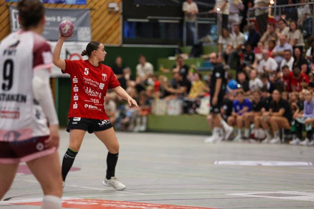 Carolin Jaron (SG Nürtingen-Zizishausen, 5) spielt einen Pass GER, SG Nuertingen-Zizishausen vs. HL Buchholz 08-Rosengarten, Handball, 2. ALSCO Handball Bundesliga Frauen, 4. Spieltag, Spielzeit 2026 2027, 19.09.2026 GER, SG Nuertingen-Zizishausen vs. HL Buchholz 08-Rosengarten, Handball, 2. ALSCO Handball Bundesliga Frauen, 4. Spieltag, Spielzeit 2026 2027, 19.09.2026 Steinenberg Copyright: xEibner-Pressefoto SoerenxHerwegx EP_SHG