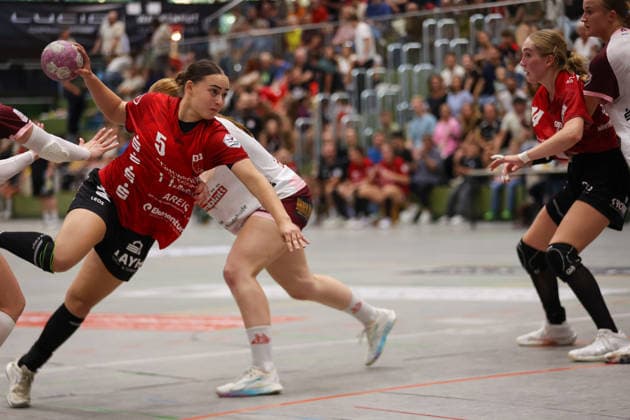 Carolin Jaron (SG Nürtingen-Zizishausen, 5) beim Wurf GER, SG Nuertingen-Zizishausen vs. HL Buchholz 08-Rosengarten, Handball, 2. ALSCO Handball Bundesliga Frauen, 4. Spieltag, Spielzeit 2026 2027, 19.09.2026 GER, SG Nuertingen-Zizishausen vs. HL Buchholz 08-Rosengarten, Handball, 2. ALSCO Handball Bundesliga Frauen, 4. Spieltag, Spielzeit 2026 2027, 19.09.2026 Steinenberg Copyright: xEibner-Pressefoto SoerenxHerwegx EP_SHG