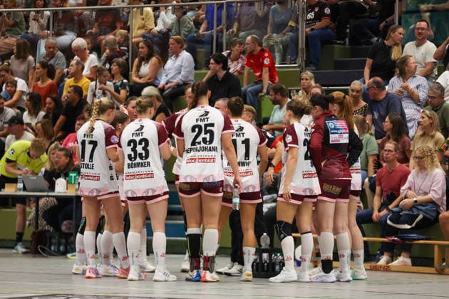 Die Mannschaft der HL Buchholz 08-Rosengarten in einer Auszeit GER, SG Nuertingen-Zizishausen vs. HL Buchholz 08-Rosengarten, Handball, 2. ALSCO Handball Bundesliga Frauen, 4. Spieltag, Spielzeit 2026 2027, 19.09.2026 GER, SG Nuertingen-Zizishausen vs. HL Buchholz 08-Rosengarten, Handball, 2. ALSCO Handball Bundesliga Frauen, 4. Spieltag, Spielzeit 2026 2027, 19.09.2026 Steinenberg Copyright: xEibner-Pressefoto SoerenxHerwegx EP_SHG