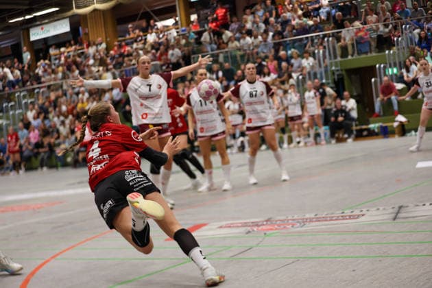 Nina Fischer (SG Nürtingen-Zizishausen, 4) beim Wurf GER, SG Nuertingen-Zizishausen vs. HL Buchholz 08-Rosengarten, Handball, 2. ALSCO Handball Bundesliga Frauen, 4. Spieltag, Spielzeit 2026 2027, 19.09.2026 GER, SG Nuertingen-Zizishausen vs. HL Buchholz 08-Rosengarten, Handball, 2. ALSCO Handball Bundesliga Frauen, 4. Spieltag, Spielzeit 2026 2027, 19.09.2026 Steinenberg Copyright: xEibner-Pressefoto SoerenxHerwegx EP_SHG