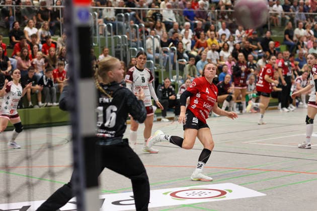 Nina Fischer (SG Nürtingen-Zizishausen, 4) trifft das Tor nicht GER, SG Nuertingen-Zizishausen vs. HL Buchholz 08-Rosengarten, Handball, 2. ALSCO Handball Bundesliga Frauen, 4. Spieltag, Spielzeit 2026 2027, 19.09.2026 GER, SG Nuertingen-Zizishausen vs. HL Buchholz 08-Rosengarten, Handball, 2. ALSCO Handball Bundesliga Frauen, 4. Spieltag, Spielzeit 2026 2027, 19.09.2026 Steinenberg Copyright: xEibner-Pressefoto SoerenxHerwegx EP_SHG