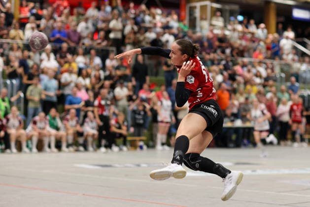 Maxime Luber (SG Nürtingen-Zizishausen, 22) beim Wurf GER, SG Nuertingen-Zizishausen vs. HL Buchholz 08-Rosengarten, Handball, 2. ALSCO Handball Bundesliga Frauen, 4. Spieltag, Spielzeit 2026 2027, 19.09.2026 GER, SG Nuertingen-Zizishausen vs. HL Buchholz 08-Rosengarten, Handball, 2. ALSCO Handball Bundesliga Frauen, 4. Spieltag, Spielzeit 2026 2027, 19.09.2026 Steinenberg Copyright: xEibner-Pressefoto SoerenxHerwegx EP_SHG