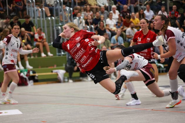 Nora Erhardt (SG Nürtingen-Zizishausen, 14) beim Wurf GER, SG Nuertingen-Zizishausen vs. HL Buchholz 08-Rosengarten, Handball, 2. ALSCO Handball Bundesliga Frauen, 4. Spieltag, Spielzeit 2026 2027, 19.09.2026 GER, SG Nuertingen-Zizishausen vs. HL Buchholz 08-Rosengarten, Handball, 2. ALSCO Handball Bundesliga Frauen, 4. Spieltag, Spielzeit 2026 2027, 19.09.2026 Steinenberg Copyright: xEibner-Pressefoto SoerenxHerwegx EP_SHG