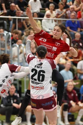 Annika Distel (SG Nürtingen-Zizishausen, 25) im engen Zweikampf mit Jule Meisner (HL Buchholz 08-Rosengarten, 26) GER, SG Nuertingen-Zizishausen vs. HL Buchholz 08-Rosengarten, Handball, 2. ALSCO Handball Bundesliga Frauen, 4. Spieltag, Spielzeit 2026 2027, 19.09.2026 GER, SG Nuertingen-Zizishausen vs. HL Buchholz 08-Rosengarten, Handball, 2. ALSCO Handball Bundesliga Frauen, 4. Spieltag, Spielzeit 2026 2027, 19.09.2026 Steinenberg Copyright: xEibner-Pressefoto SoerenxHerwegx EP_SHG