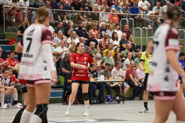 Lisa Wieder (SG Nürtingen-Zizishausen, 7) überblickt das Spielfeld GER, SG Nuertingen-Zizishausen vs. HL Buchholz 08-Rosengarten, Handball, 2. ALSCO Handball Bundesliga Frauen, 4. Spieltag, Spielzeit 2026 2027, 19.09.2026 GER, SG Nuertingen-Zizishausen vs. HL Buchholz 08-Rosengarten, Handball, 2. ALSCO Handball Bundesliga Frauen, 4. Spieltag, Spielzeit 2026 2027, 19.09.2026 Steinenberg Copyright: xEibner-Pressefoto SoerenxHerwegx EP_SHG