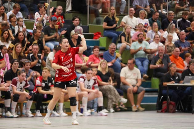 Lisa Wieder (SG Nürtingen-Zizishausen, 7) wirft einen Pass GER, SG Nuertingen-Zizishausen vs. HL Buchholz 08-Rosengarten, Handball, 2. ALSCO Handball Bundesliga Frauen, 4. Spieltag, Spielzeit 2026 2027, 19.09.2026 GER, SG Nuertingen-Zizishausen vs. HL Buchholz 08-Rosengarten, Handball, 2. ALSCO Handball Bundesliga Frauen, 4. Spieltag, Spielzeit 2026 2027, 19.09.2026 Steinenberg Copyright: xEibner-Pressefoto SoerenxHerwegx EP_SHG