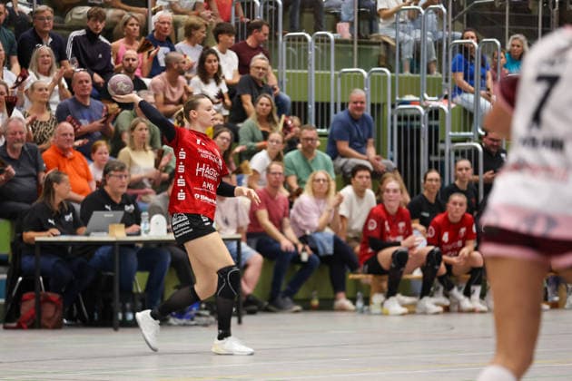 Nele Nusser (SG Nürtingen-Zizishausen, 11) spielt einen Pass GER, SG Nuertingen-Zizishausen vs. HL Buchholz 08-Rosengarten, Handball, 2. ALSCO Handball Bundesliga Frauen, 4. Spieltag, Spielzeit 2026 2027, 19.09.2026 GER, SG Nuertingen-Zizishausen vs. HL Buchholz 08-Rosengarten, Handball, 2. ALSCO Handball Bundesliga Frauen, 4. Spieltag, Spielzeit 2026 2027, 19.09.2026 Steinenberg Copyright: xEibner-Pressefoto SoerenxHerwegx EP_SHG