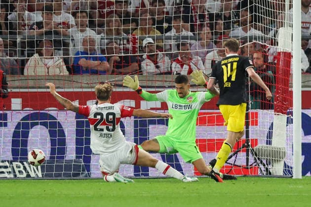 20.09.26 VfB Stuttgart - Borussia Dortmund Deutschland, Stuttgart, 20.09.2026, Fussball, Bundesliga, Saison 2026 2027, VfB Stuttgart - Borussia Dortmund: 0:1 Maximilian Beier, rechts, BVB. TW Fabian Bredlow, VfB, Mitte, Finn Jeltsch, VfB, links.