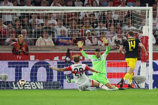20.09.26 VfB Stuttgart - Borussia Dortmund Deutschland, Stuttgart, 20.09.2026, Fussball, Bundesliga, Saison 2026 2027, VfB Stuttgart - Borussia Dortmund: 0:1 Dortmund durch Maximilian Beier, Dortmund, rechts. TW Fabian Bredlow, VfB, Mitte, Finn Jeltsch, VfB, links.