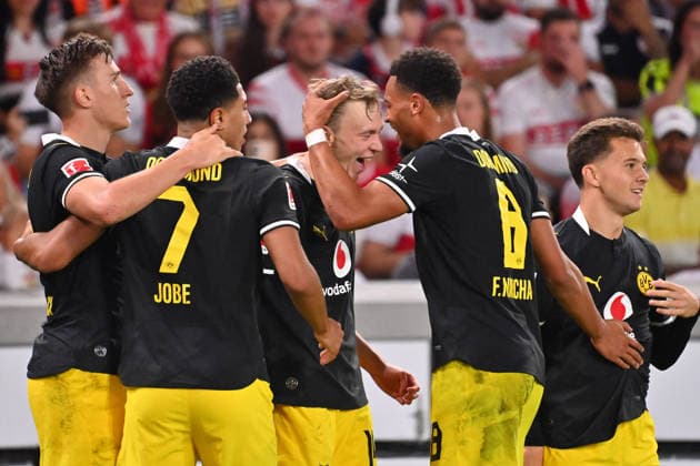 kollektiver Torjubel um Maximilian BEIER (Borussia Dortmund) nach Tor zum 0-1 mit Ethan Chidebere NWANERI (Borussia Dortmund), Felix NMECHA (Borussia Dortmund), Jobe BELLINGHAM (Borussia Dortmund),Nico SCHLOTTERBECK (Borussia Dortmund), Jubel,Freude,Begeisterung,Aktion. Fussball 1. Bundesliga Saison 2026 2027, 4.Spieltag, Spieltag04, VfB Stuttgart - Borussia Dortmund am 19.09.2026 , MHP ARENA
