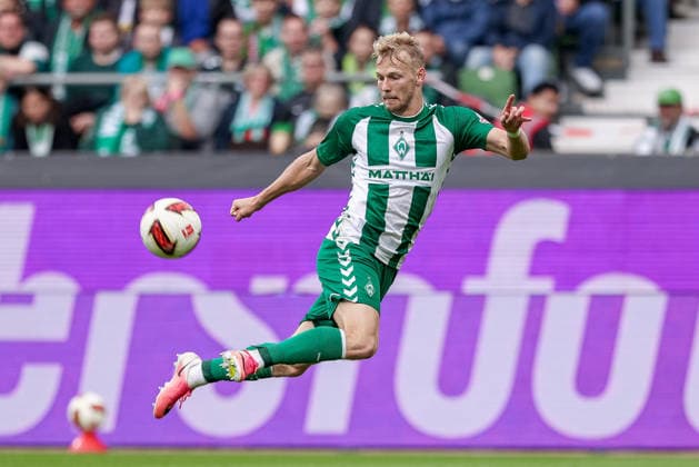 Marco Grüll (SV Werder Bremen, 17) am Ball, Freisteller, Einzelbild, Ganzkörper, Aktion, Action, Spielszene, DIE DFL-RICHTLINIEN UNTERSAGEN JEGLICHE NUTZUNG VON FOTOS ALS SEQUENZBILDER UND ODER VIDEOÄHNLICHE FOTOSTRECKEN. DFL REGULATIONS PROHIBIT ANY USE OF PHOTOGRAPHS AS IMAGE SEQUENCES AND OR QUASI-VIDEO., 19.09.2026, Bremen (Deutschland), Fussball, Bundesliga, SV Werder Bremen - FC Augsburg