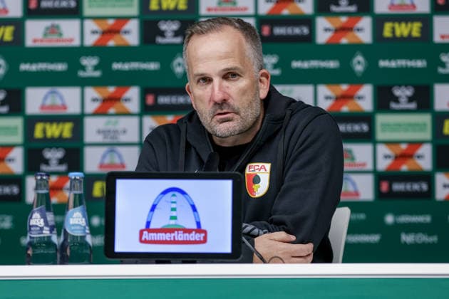 Manuel Baum (Trainer, Cheftrainer, FC Augsburg) während der Pressekonferenz, Portrait, Nahaufnahme, Einzelfoto, Einzelbild, DIE DFL-RICHTLINIEN UNTERSAGEN JEGLICHE NUTZUNG VON FOTOS ALS SEQUENZBILDER UND ODER VIDEOÄHNLICHE FOTOSTRECKEN. DFL REGULATIONS PROHIBIT ANY USE OF PHOTOGRAPHS AS IMAGE SEQUENCES AND OR QUASI-VIDEO., 19.09.2026, Bremen (Deutschland), Fussball, Bundesliga, SV Werder Bremen - FC Augsburg