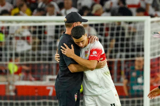 Sebastian Hoeneß, Hoeness (VfB Stuttgart, Trainer) und Bilal El Khannouss (VfB Stuttgart, 11) nach dem Spiel , Deutschland, Fussball, 1. Bundesliga, 4.Spieltag, 2026 2027, VfB Stuttgart vs. Borussia Dortmund, 19.09.2026, Stuttgart MHP Arena Deutschland Copyright: xGrantxHubbsx