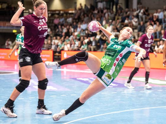 Aylin Bornhardt (Frisch Auf Frauen, 13) setzt sich gegen Marlene Tucholke (HC Leipzig, 23) durch, Frisch Auf Goeppingen vs. HC Leipzig, Handball, 1. Bundesliga, Spielzeit 2026 2027, 19.09.2026 Frisch Auf Goeppingen vs. HC Leipzig, Handball, 1. Bundesliga, Spielzeit 2026 2027, 19.09.2026 Goeppingen Copyright: xMichaelxSchmidt Eibner-Pressefotx EP_MST