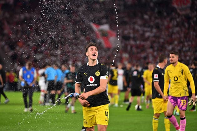 Schlussjubel Maximilian BEIER (Borussia Dortmund), spritzt mit Wasserflasche. Jubel,Freude,Begeisterung,, Aktion,Einzelbild,angeschnittenes Einzelmotiv,Halbfigur,halbe Figur. Fussball 1. Bundesliga Saison 2026 2027, 4.Spieltag, Spieltag04, VfB Stuttgart - Borussia Dortmund 0-1 am 19.09.2026 , MHP ARENA