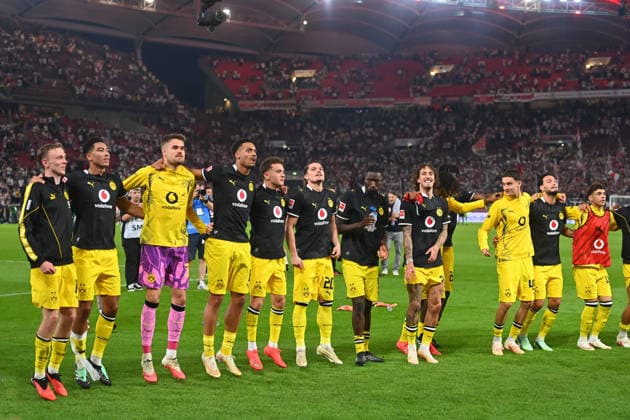 Schlussjubel Teamfoto,Team,Mannschaft,Mannschaftsfoto, Spieler DO.Jubel,Freude,Begeisterung, Fussball 1. Bundesliga Saison 2026 2027, 4.Spieltag, Spieltag04, VfB Stuttgart - Borussia Dortmund 0-1 am 19.09.2026 , MHP ARENA