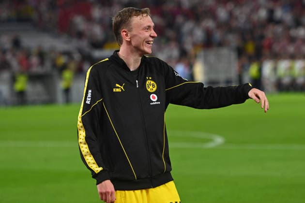 Schlussjubel Maximilian BEIER (Borussia Dortmund), Jubel,Freude,Begeisterung,, Aktion,Einzelbild,angeschnittenes Einzelmotiv,Halbfigur,halbe Figur. Fussball 1. Bundesliga Saison 2026 2027, 4.Spieltag, Spieltag04, VfB Stuttgart - Borussia Dortmund 0-1 am 19.09.2026 , MHP ARENA