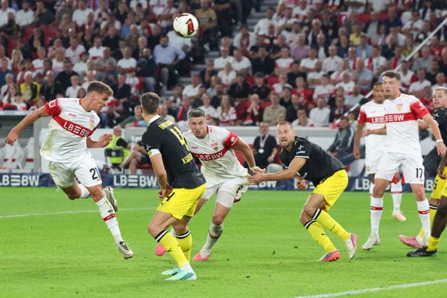 20.09.26 VfB Stuttgart - Borussia Dortmund Deutschland, Stuttgart, 20.09.2026, Fussball, Bundesliga, Saison 2026 2027, VfB Stuttgart - Borussia Dortmund: Grischa Prömel, links, VfB. Ermedin Demirovic, VfB, Mittel gegenWaldemar Anton, BVB.