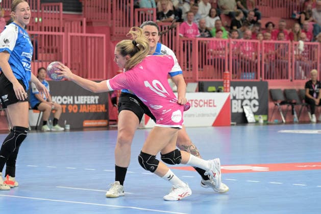 Johanna Farkas (TusSies Metzingen, 19) am Ball gegen Marcela Arounian (Thueringer HC, 36) TusSies Metzingen vs. Thueringer HC , Handball, Alsco HBF, 04..Ligaspieltag, Saison 2026 2027, 19.09.2026 TusSies Metzingen vs. Thueringer HC , Handball, Alsco HBF, 04..Ligaspieltag, Saison 2026 2027, 19.09.2026 Tuebingen Copyright: xEibner-Pressefotox EP_TBR