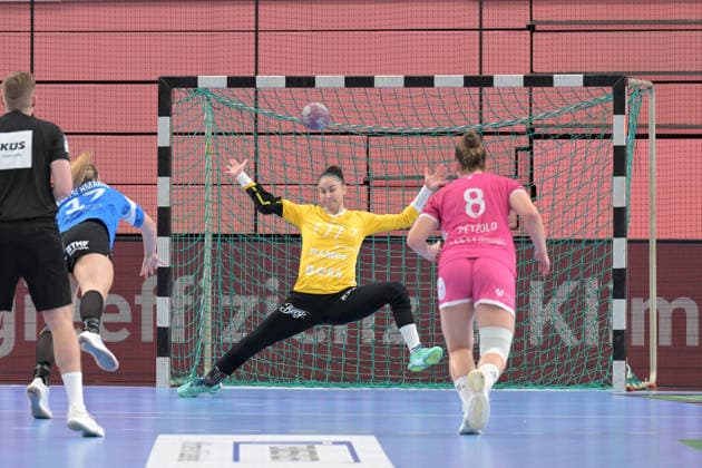 Sara Suba (TusSies Metzingen, 77) im Tor im Zweikampf beim 7 Meter mit Levke Kretschmann (Thueringer HC, 17) TusSies Metzingen vs. Thueringer HC , Handball, Alsco HBF, 04..Ligaspieltag, Saison 2026 2027, 19.09.2026 TusSies Metzingen vs. Thueringer HC , Handball, Alsco HBF, 04..Ligaspieltag, Saison 2026 2027, 19.09.2026 Tuebingen Copyright: xEibner-Pressefotox EP_TBR