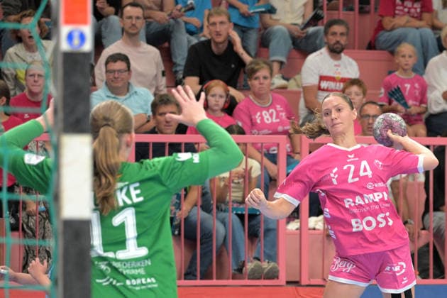 Marie Luisa Stumpf (TusSies Metzingen, 24) beim Torwurf gegen Laura Kuske (Thueringer HC, 11) im Tor TusSies Metzingen vs. Thueringer HC , Handball, Alsco HBF, 04..Ligaspieltag, Saison 2026 2027, 19.09.2026 TusSies Metzingen vs. Thueringer HC , Handball, Alsco HBF, 04..Ligaspieltag, Saison 2026 2027, 19.09.2026 Tuebingen Copyright: xEibner-Pressefotox EP_TBR