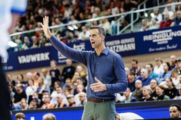 Chris Harris (PHOENIX HAGEN, Head-Coach), Adam Kunkel (PHOENIX HAGEN, 03), Rostock Seawolves vs. Phoenix Hagen, Basketball, BBL 2026 2027 easyCredit Basketball Bundesliga, 1. Spieltag, Spielzeit 2026 2027, 19.09.2026 Rostock Seawolves vs. Phoenix Hagen, Basketball, BBL 2026 2027 easyCredit Basketball Bundesliga, 1. Spieltag, Spielzeit 2026 2027, 19.09.2026 Groter Pohl Copyright: xEibner-Pressefoto DenverxEhrlichx EP_DEH