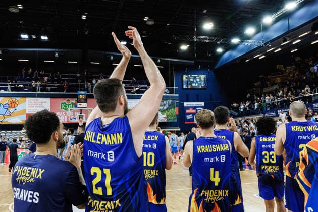 Phoenix Hagen verliert in Rostock bei den Seawolves, Tim Uhlemann (PHOENIX HAGEN, 21), B. Kraushaar (PHOENIX HAGEN, 04), Trenton Gibson (PHOENIX HAGEN, 33), Rostock Seawolves vs. Phoenix Hagen, Basketball, BBL 2026 2027 easyCredit Basketball Bundesliga, 1. Spieltag, Spielzeit 2026 2027, 19.09.2026 Rostock Seawolves vs. Phoenix Hagen, Basketball, BBL 2026 2027 easyCredit Basketball Bundesliga, 1. Spieltag, Spielzeit 2026 2027, 19.09.2026 Groter Pohl Copyright: xEibner-Pressefoto DenverxEhrlichx EP_DEH