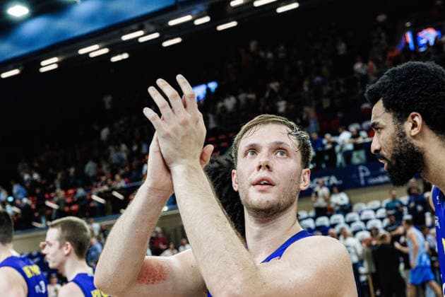 B. Kraushaar (PHOENIX HAGEN, 04), bedankt sich bei mden Fans, Rostock Seawolves vs. Phoenix Hagen, Basketball, BBL 2026 2027 easyCredit Basketball Bundesliga, 1. Spieltag, Spielzeit 2026 2027, 19.09.2026 Rostock Seawolves vs. Phoenix Hagen, Basketball, BBL 2026 2027 easyCredit Basketball Bundesliga, 1. Spieltag, Spielzeit 2026 2027, 19.09.2026 Groter Pohl Copyright: xEibner-Pressefoto DenverxEhrlichx EP_DEH