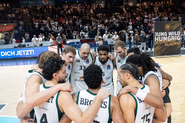 Kreis der Trierer Spieler nach dem Spiel GER, Basketball Loewen Braunschweig gegen VET-CONCEPT Gladiators Trier, Basketball, easyCredit BBL, Woche 1, Spielzeit 2026 27, 19.09.2026 GER, Basketball Loewen Braunschweig gegen VET-CONCEPT Gladiators Trier, Basketball, easyCredit BBL, Woche 1, Spielzeit 2026 27, 19.09.2026 Braunschweig Copyright: xEibner-Pressefoto DanielxREINELTx EP_DRT