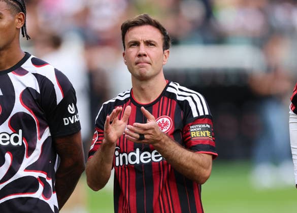 19.09.2026, Fussball Bundesliga, Eintracht Frankfurt - SC Freiburg, v.l., Mario Götze (Eintracht Frankfurt) bedankt sich bei den Fans, bedanken, Dank, Mannschaft nach dem Spiel, after the match, bedankt sich bei den Fans, applauds the fans DFL DFB REGULATIONS PROHIBIT ANY USE OF PHOTOGRAPHS AS IMAGE SEQUENCES AND OR QUASI-VIDEO. xdcx Copyright: HMBxMedia Claus