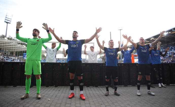 19.09.2026, Fussball, Herren, 3. Liga, Saison 2026 2027, 1. FC Saarbrücken - SG Sonnenhof Großaspach, Die Mannschaft des 1. FC Saarbrücken feiert nach dem Spiel vor der Fankurve den Sieg, Schlussjubel, Matteo Bignetti (1. FC Saarbruecken), Kai Brünker (1. FC Saarbruecken), Patrick Sontheimer (1. FC Saarbruecken) und Florian Pick (1. FC Saarbruecken) Saarbrücken Ludwigsparkstadion Saarland Deutschland Copyright: xFabianxKleerx