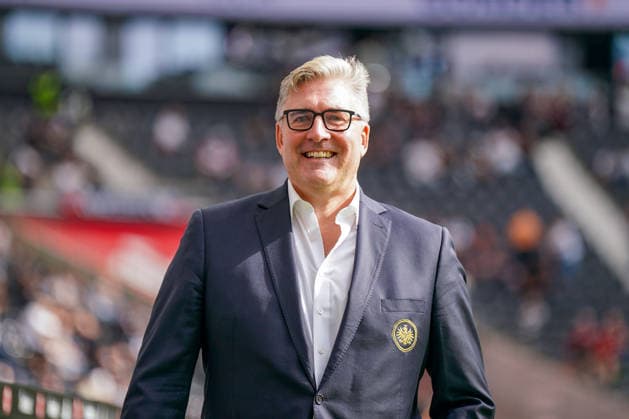 Deutschland: Fussball Bundesliga 2026 - 2027, 4. Spieltag - Eintracht Frankfurt vs SC Freiburg - Deutsche-Bank-Park (Frankfurt): Axel Hellmann, Vorstandssprecher der Eintracht Frankfurt Fußball AG, lächelt vor dem Bundesligaspiel im Deutsche-Bank-Park. Porträt, Halbfigur, Eintracht Frankfurt, Axel Hellmann, Vorstand, Vorstandssprecher, Funktionär, Vereinsführung, Management, Fußball, Bundesliga, Deutsche-Bank-Park, Stadion, Sportstätte, Business, Wirtschaft, Sportbusiness, Vereinslogo. Copyright: xJOERANxSTEINSIEKx