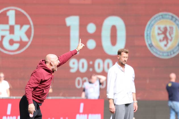 19.09.2026, xrekx, Fussball 2.Bundesliga, 1.FC Kaiserslautern - Eintracht Braunschweig v.l. Anzeigetafel, Videowall, Scoreboard, Info, Werbung Torsten Lieberknecht Trainer (1.FC Kaiserslautern) gibt Anweisungen, gestikuliert, mit den Armen gestikulieren gives instructions, gesticulate Lars Kornetka Trainer (Eintracht Braunschweig) (DFL DFB REGULATIONS PROHIBIT ANY USE OF PHOTOGRAPHS as IMAGE SEQUENCES and or QUASI-VIDEO) Kaiserslautern
