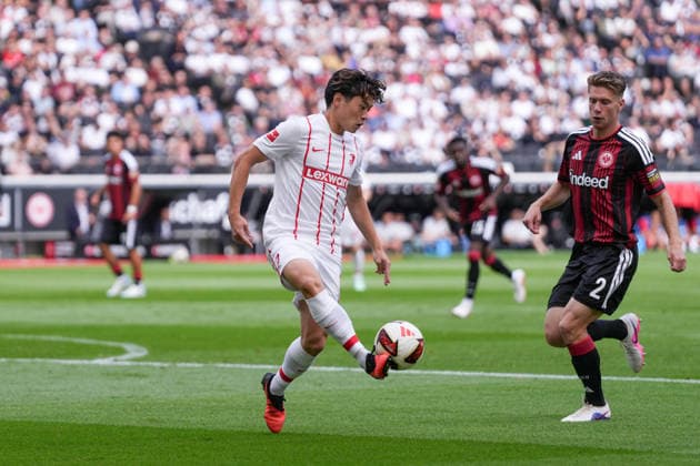Yuito Suzuki (SC Freiburg, 14) am Ball, Deutschland, Fussball, 1. Bundesliga, 4.Spieltag, 2026 2027, Eintracht Frankfurt vs. SC Freiburg, 19.09.2026, Deutsche Bank Park, Frankfurt Frankfurt Deutsche Bank Park Hessen Deutschland Copyright: xArnexAmbergx