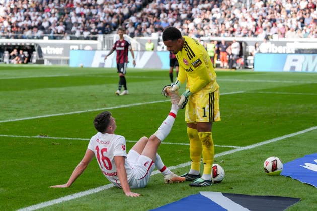 Yannik Engelhardt (SC Freiburg, 16) bekommt Hilfe von Noah Atubolu (Eintracht Frankfurt, 01) , Deutschland, Fussball, 1. Bundesliga, 4.Spieltag, 2026 2027, Eintracht Frankfurt vs. SC Freiburg, 19.09.2026, Deutsche Bank Park, Frankfurt Frankfurt Deutsche Bank Park Hessen Deutschland Copyright: xArnexAmbergx