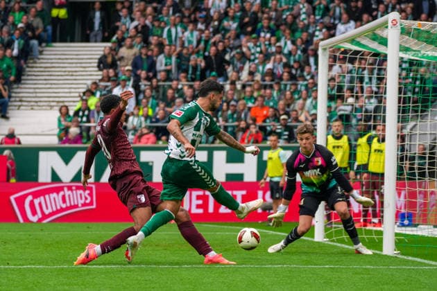 Ludovit Reis (Werder Bremen, 15), Finn Dahmen (FC Augsburg, 1) Torschuss, Deutschland: Fussball, Bundesliga, Saison 2026 27, 4. Spieltag, 19.09.2026, Werder Bremen vs FC Augsburg, Weserstadion (Bremen) Copyright: xLeonxFrickx