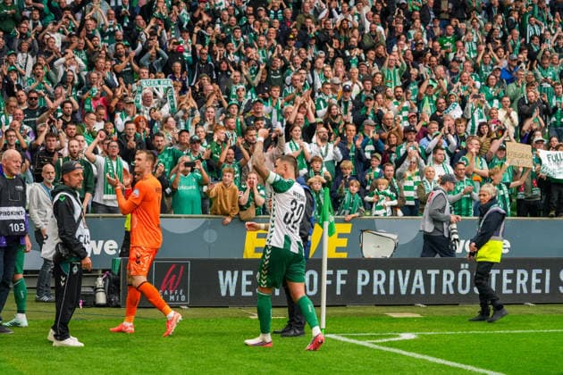 Marco Friedl (Werder Bremen, 32) Bizeps, Faust Geste, Jubel beim Verlassen des Spielfelds, Emotion, Gestik, Deutschland: Fussball, Bundesliga, Saison 2026 27, 4. Spieltag, 19.09.2026, Werder Bremen vs FC Augsburg, Weserstadion (Bremen) Copyright: xLeonxFrickx