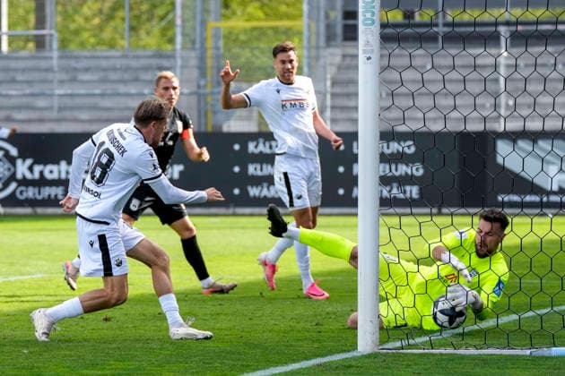 v.li.: Tim Korzuschek (SVS, 18) mit Torschuss, Schuss aufs Tor, Torchance, Chance, Radomir Novakovic (Torhüter, Ulm, 1) klärt auf der Linie, Aktion, Action, Spielszene, im Strafraum, Strafraumszene, Aufreger, kein Tor, 19.09.2026, Sandhausen (Deutschland), Fussball, Regionalliga Südwest, SV Sandhausen - SSV Ulm 1846