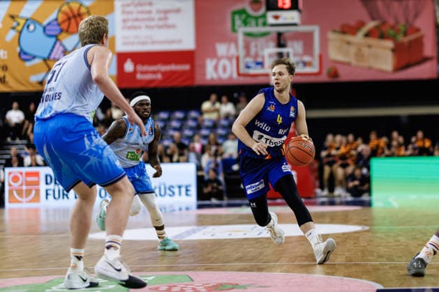 B. Kraushaar (PHOENIX HAGEN, 04), Bent Leuchten (ROSTOCK SEAWOLVES, 51), TJ Crockett Jr. (ROSTOCK SEAWOLVES, 00), Johnathan Stove (ROSTOCK SEAWOLVES, Rostock Seawolves vs. Phoenix Hagen, Basketball, BBL 2026 2027 easyCredit Basketball Bundesliga, 1. Spieltag, Spielzeit 2026 2027, 19.09.2026 Rostock Seawolves vs. Phoenix Hagen, Basketball, BBL 2026 2027 easyCredit Basketball Bundesliga, 1. Spieltag, Spielzeit 2026 2027, 19.09.2026 Groter Pohl Copyright: xEibner-Pressefoto DenverxEhrlichx EP_DEH